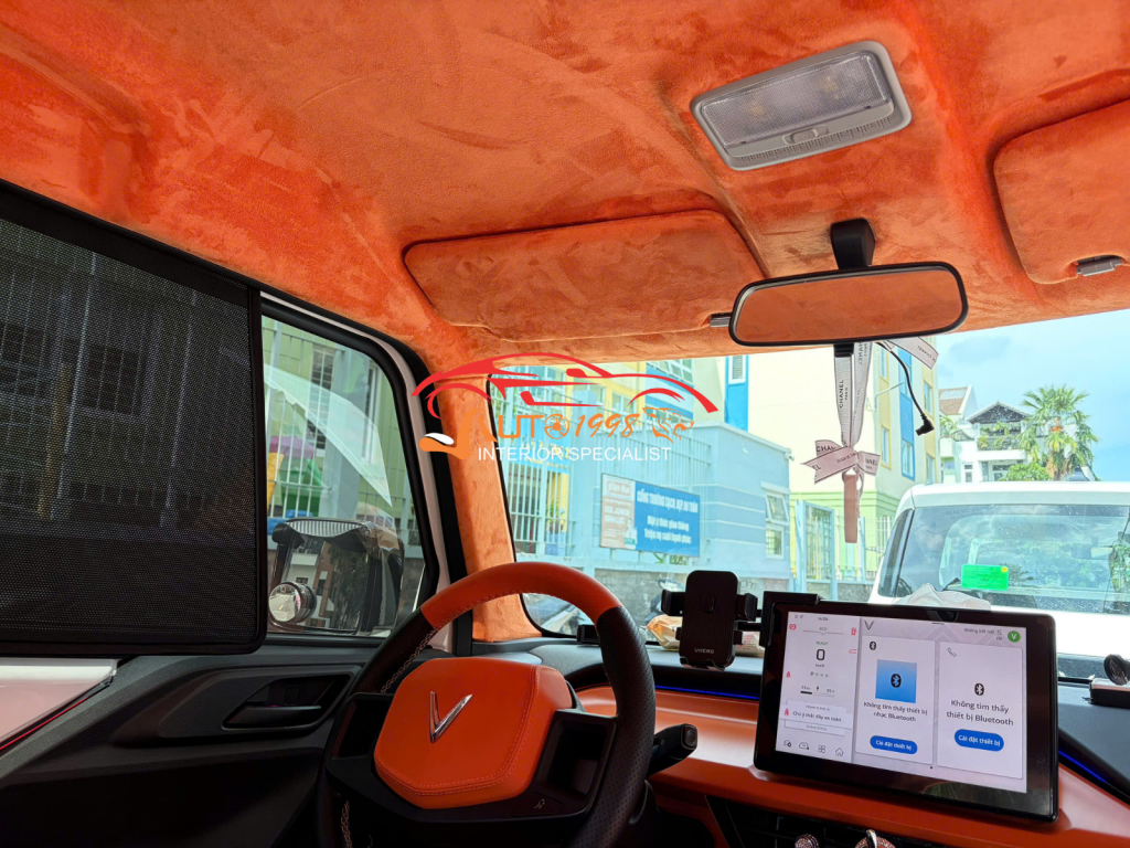 Quá trình bọc trần da lộn Alcantara cho xe VF3