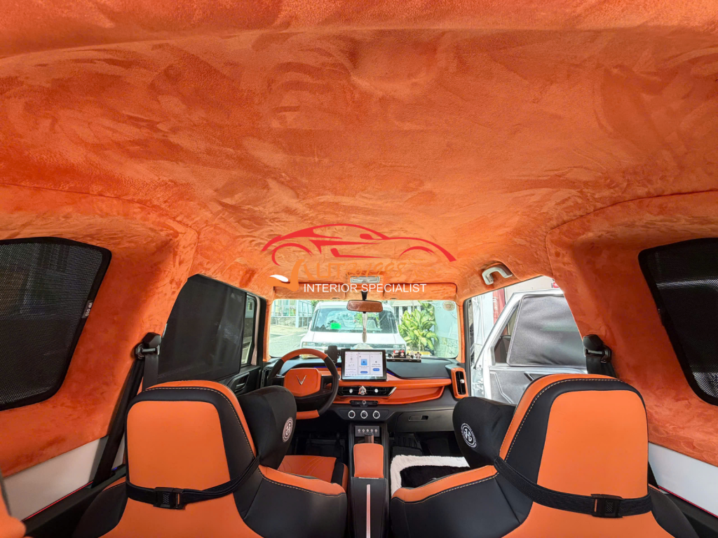 Nội thất VF3 màu sáng kết hợp trần da lộn Alcantara