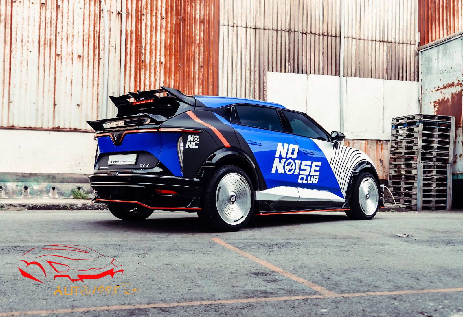 Phần đuôi VinFast VF7 nổi bật với cánh gió lớn và bodykit mới